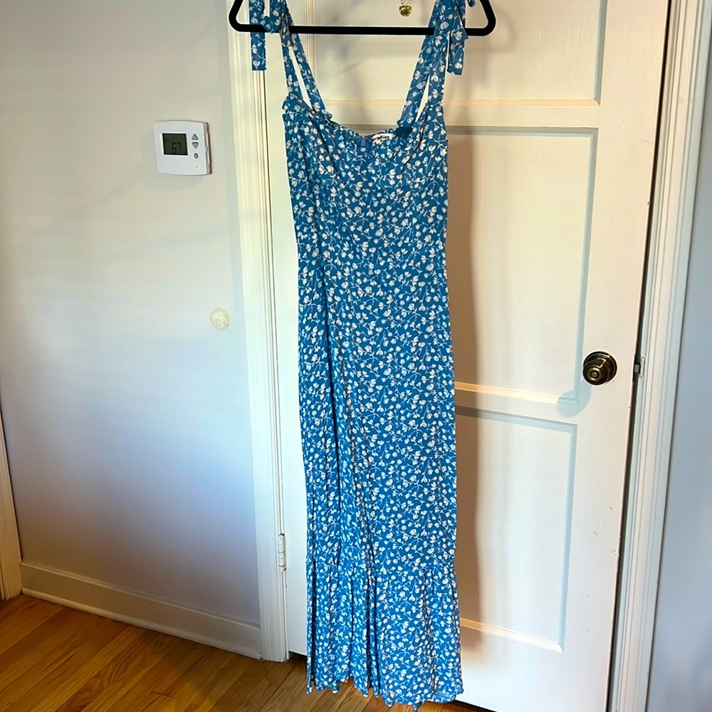 Reformation midi dress 
Blue with white flowers
Tie straps 
Very comfortable